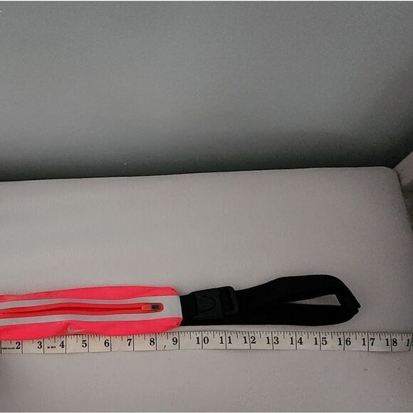 Nike Angled Zip Pocket Expandable Waistpack Pink - Picture 4 of 4